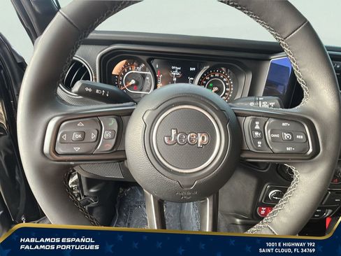 Used 2025 Jeep Gladiator Mojave w/ Safety Group AWD/4WD image 19