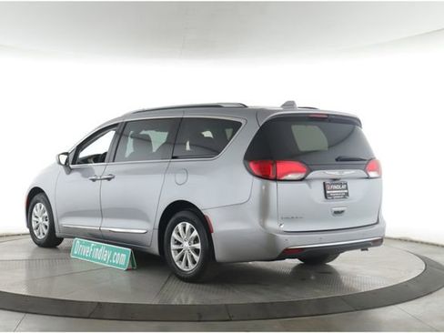 Used 2019 Chrysler Pacifica Touring-L FWD image 8