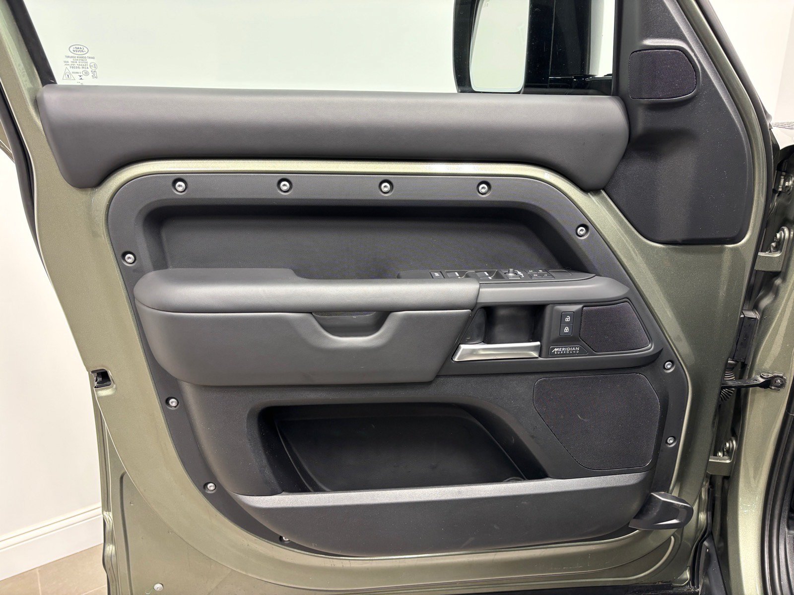 New 2025 Land Rover Defender 110 X-Dynamic SE AWD/4WD image 25