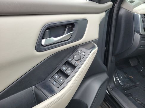 Used 2025 Nissan Rogue SV FWD image 18