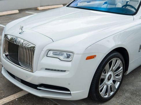 Used 2017 Rolls-Royce Dawn RWD image 37