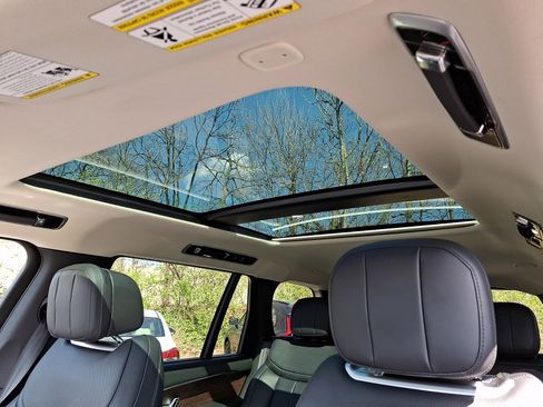 Used 2025 Land Rover Range Rover Long Wheelbase SE image 14