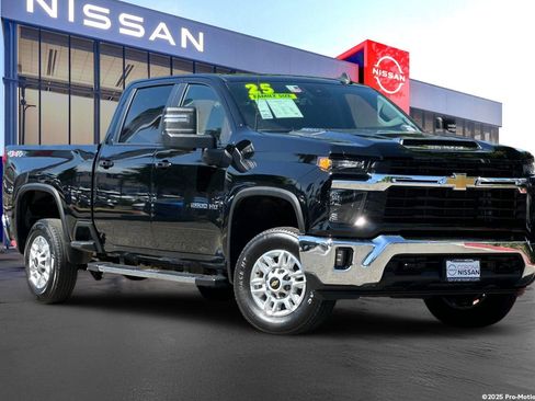 Used 2025 Chevrolet Silverado 2500 LT w/ Convenience Package AWD/4WD image 2