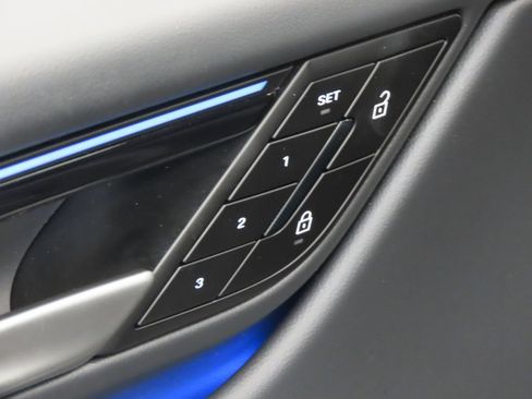 Certified 2025 Porsche Macan 4S Electric AWD/4WD image 36