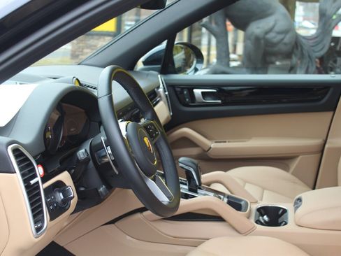 Used 2023 Porsche Cayenne image 17