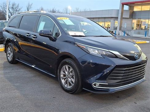 Used 2024 Toyota Sienna XLE image 2