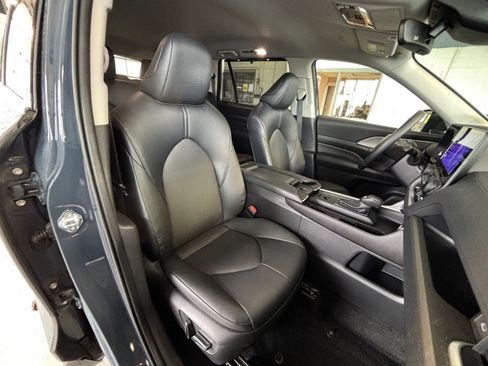 Used 2025 Toyota Grand Highlander LE image 42