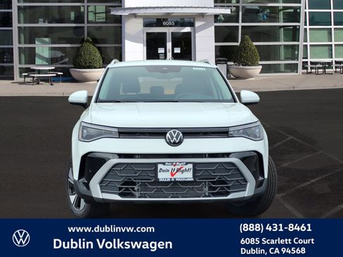 New 2025 Volkswagen Taos SE image 2