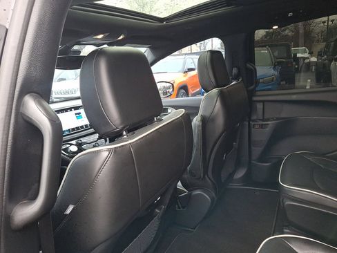 Used 2023 Chrysler Pacifica Limited w/ S Appearance Package image 19