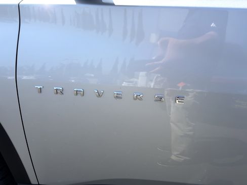 Used 2021 Chevrolet Traverse LS FWD image 37