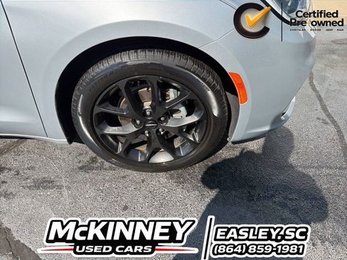 Certified 2023 Chrysler Pacifica Limited w/ S Appearance Package FWD image 17