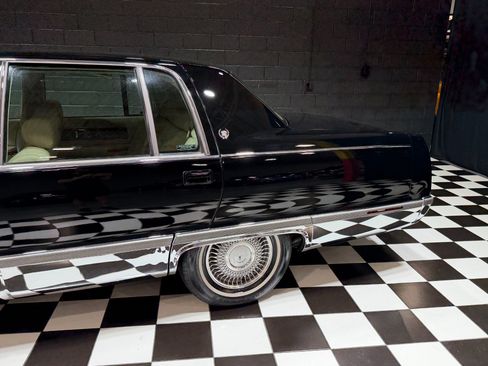 Used 1995 Cadillac Fleetwood Brougham RWD image 28