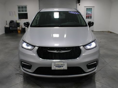 Used 2024 Chrysler Pacifica Touring-L FWD image 3
