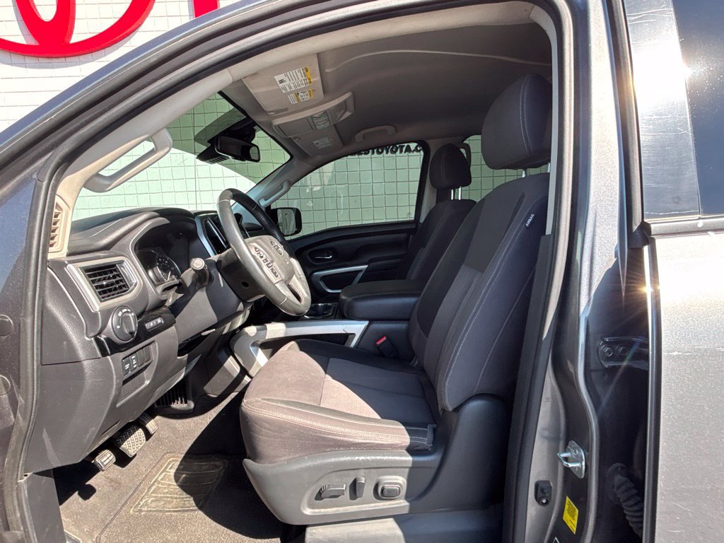 Used 2021 Nissan Titan SV w/ SV Convenience Package RWD image 4