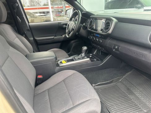 Used 2017 Toyota Tacoma TRD Off-Road w/ Premium & Technology Package image 14