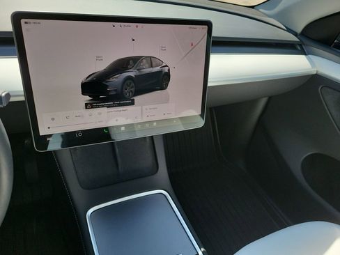 Used 2025 Tesla Model Y Long Range image 13