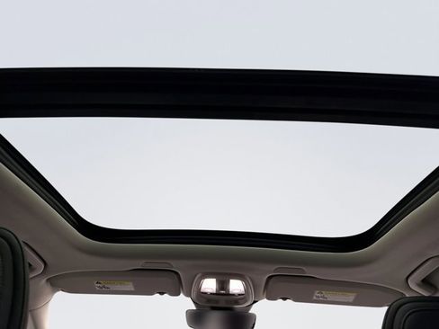 Used 2025 Volvo XC60 B5 Plus image 18