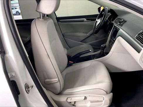 Used 2018 Volkswagen Passat 2.0T R-Line FWD image 9