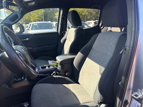 Used 2022 Toyota Tacoma TRD Sport image 15