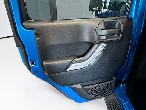 Used 2016 Jeep Wrangler Unlimited Sahara w/ Connectivity Group AWD/4WD image 24