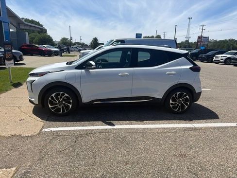 Used 2022 Chevrolet Bolt EUV Premier w/ Sun & Sound Package FWD image 2
