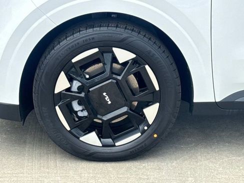 New 2026 Kia Carnival EX FWD image 4