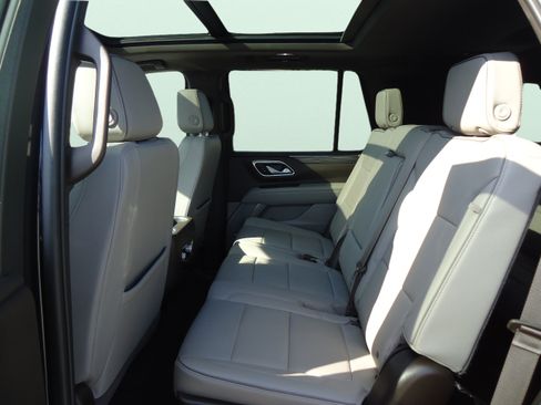 Used 2023 GMC Yukon SLT w/ SLT Luxury Package AWD/4WD image 32