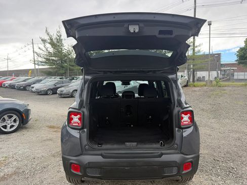 Used 2022 Jeep Renegade Altitude w/ Convenience Group AWD/4WD image 14