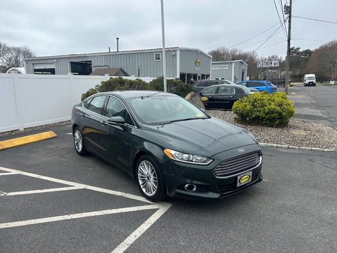 Used 2016 Ford Fusion SE w/ Equipment Group 202A FWD image 2