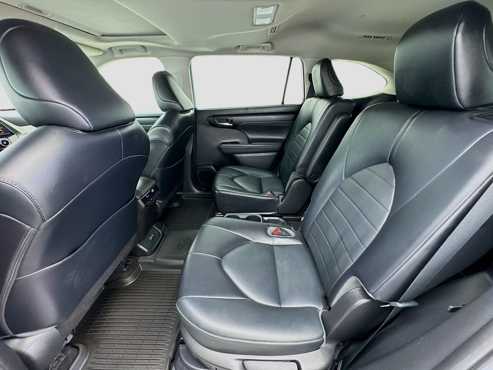 Used 2022 Toyota Highlander XLE AWD/4WD image 16