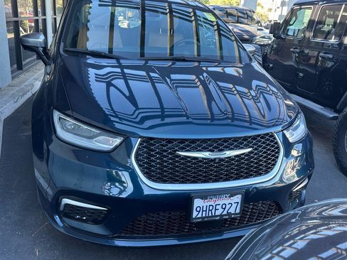 Used 2023 Chrysler Pacifica Pinnacle image 4