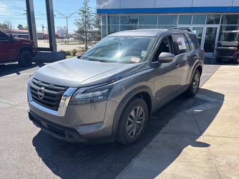 Used 2025 Nissan Pathfinder SV image 2
