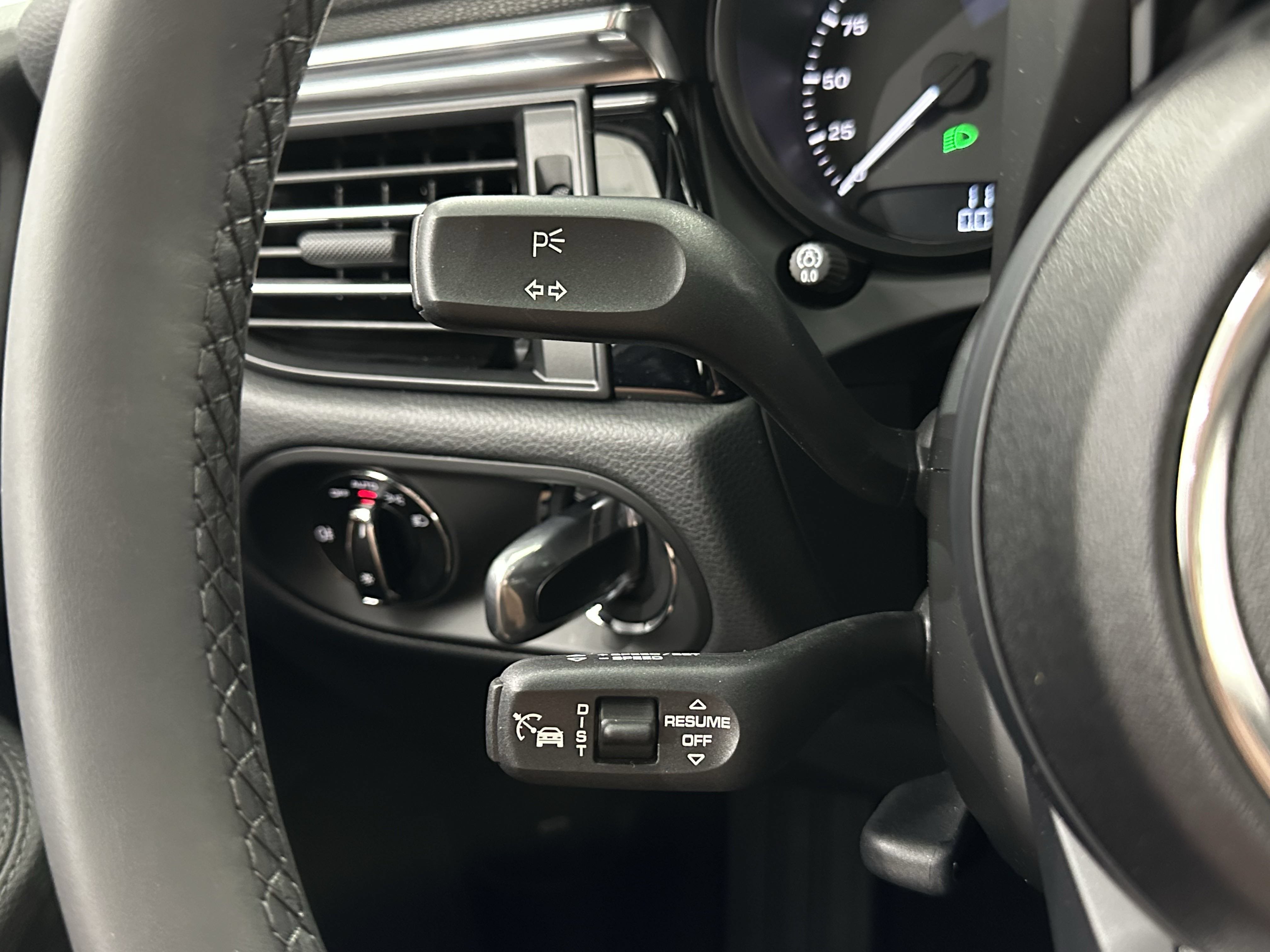Used 2025 Porsche Macan AWD/4WD image 45