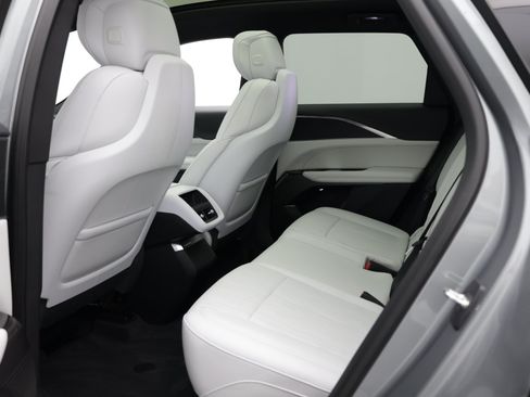 Used 2024 Cadillac Lyriq Luxury RWD image 30