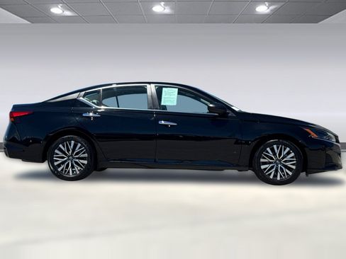 Used 2025 Nissan Altima 2.5 SV FWD image 8