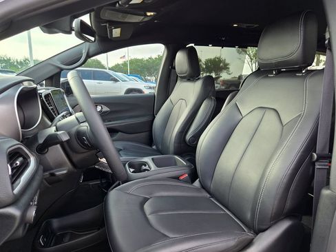 New 2026 Chrysler Pacifica Select FWD image 16