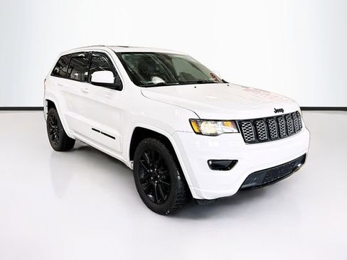 Used 2019 Jeep Grand Cherokee Altitude image 3