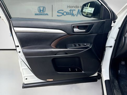 Used 2019 Toyota Highlander XLE image 20