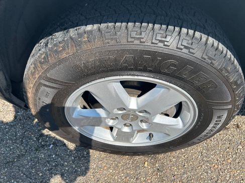 Used 2012 Jeep Grand Cherokee Laredo AWD/4WD image 2