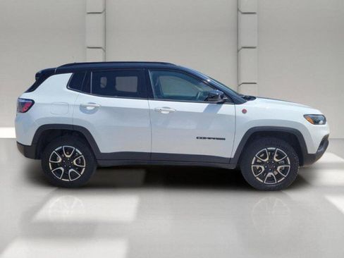Used 2025 Jeep Compass Trailhawk AWD/4WD image 4