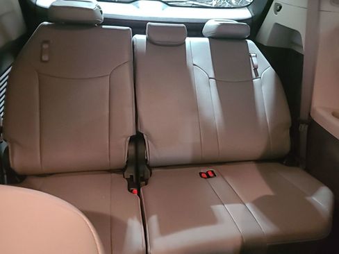 Used 2024 Toyota Sienna Limited image 10