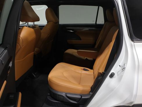 Used 2025 Toyota Highlander Platinum image 19