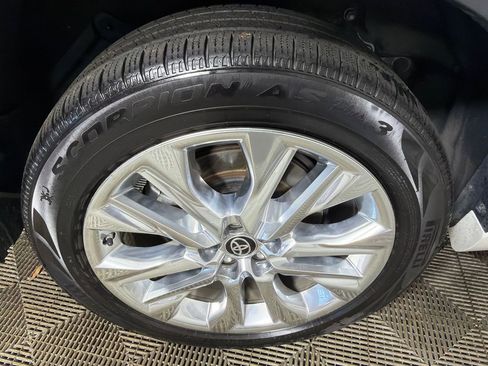 Used 2022 Toyota Highlander Limited FWD image 19
