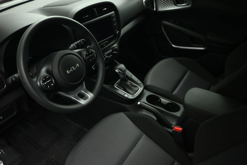 Used 2025 Kia Soul LX w/ LX Technology Package FWD image 50