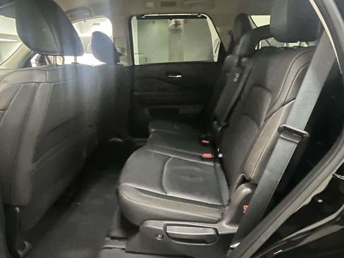 Used 2025 Nissan Pathfinder SL image 12
