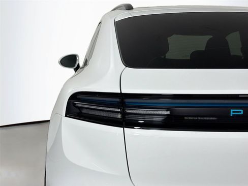 Certified 2025 Porsche Macan Electric RWD image 16