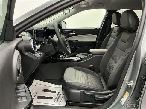New 2026 Chevrolet Trax LT w/ LT Convenience Package FWD image 8