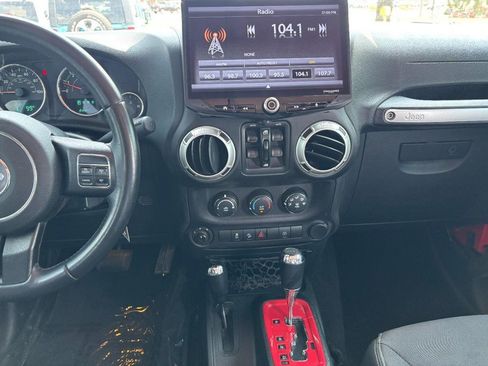 Used 2018 Jeep Wrangler Unlimited Sahara AWD/4WD image 15