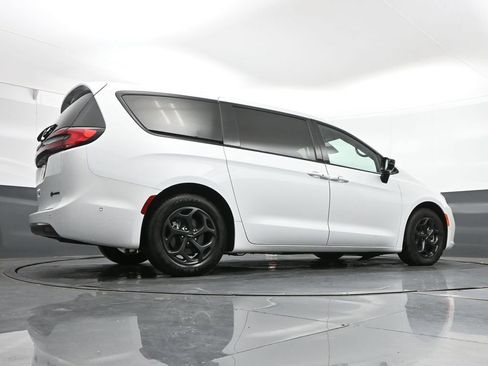 Used 2024 Chrysler Pacifica Limited FWD image 38