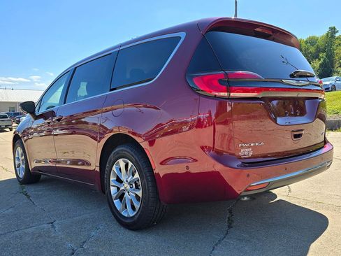 Used 2023 Chrysler Pacifica Touring-L AWD/4WD image 5